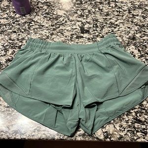 Green Lululemon hotty hot low rise lined short 2.5”